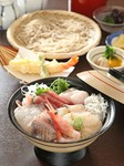 小鉢、エビと野菜の天ぷら、小そば、香の物、デザート
付き。