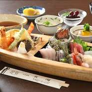 お刺身・天ぷら・煮物・酢の物・豆腐・ご飯・味噌汁・香の物・デザート