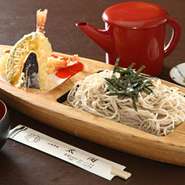 揚げたての天ぷら、ソバに小鉢が付いたセット。
