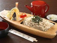 揚げたての天ぷら、ソバに小鉢が付いたセット。

