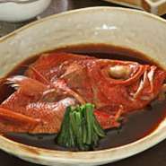 お店でつくる魚料理には、小田原港に集まる新鮮な魚介類を使用しています。20年以上継ぎ足したタレを使った『金目鯛の煮つけ』は、リピーターも多い伝統の味。甘辛でしっかりした味付けがご飯によく合います。