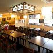 広々とした店内は団体のお客さまからも好評です。大型バスが2台駐車できるスペースがあり、トイレは車いすでも入ることができる広さ。店内はバリアフリーなので、年配の方も気兼ねなくおくつろぎいただけます。

