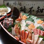 オーナー自ら水揚げした新鮮な魚貝類はもちろん、食材王国北海道から、産地直送の活きの良い食材をふんだんに取り入れた料理を、船主だからこそ出来るリーズナブルな料金設定にてご提供させていただきます。