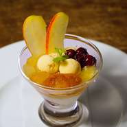 その時々の旬の果実を使ったデザートです。新鮮な果実を自家製のアイスクリームやブランマンジェ、ゼリーやコンポートなどを使い、カクテル仕立てで創りあげます。人気度の高い「さいとうのデザート」をお食事の後に