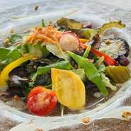 【10月上旬～11月上旬のランチメニュー】
地場野菜に新羽町産の太秋柿やクルミのローストを添えたサラダです。浜なしと生姜のドレッシングと自家製マヨネーズ白みそ風味添えでお召しあがりください！