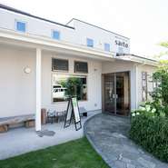 白基調の洗練された空間と丁寧に仕立てた食事は、味覚はもちろん、心や身体も満たしてくれます。様々な味を知る女性も満足していただけるはず。シェフ厳選のワインとともに女性同士の語らいをお楽しみください。