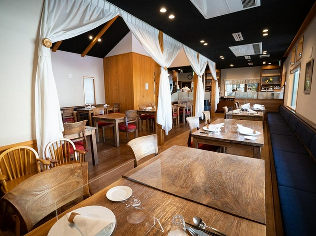 避暑地の別荘のようなオーガニックな店内