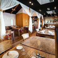 吹き抜けの空間が広がる店内、天井を見上げると、まるで高原の別荘のような佇まい。都会の喧騒をしばし忘れて、お二人だけの贅沢な時間を過ごしてみてはいかがでしょうか？