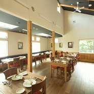 「濱の鉄人」で優勝経験のあるシェフがつくる料理。大人と同じメニューをお子様向けに半量サイズでご用意しています。年に一度、「親子食育料理教室」なども開いており、家族で食を楽しむことを大切にしております。