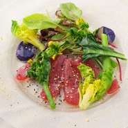 地産地消をモットーに、野菜は地元の契約農家産、魚介類は三浦近海ものを直送しています。ごだわりの食材を使用した手作りのフランス料理が気軽に楽しめます。