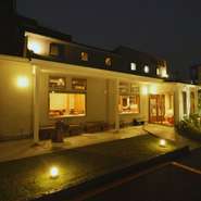 春は、別れと出会いの季節…会社や仲間との歓送迎会は、お決まりですか。これからという方は、最大着席36名まで対応の当店へ、ぜひお越しください。デザートプレートにメッセージを入れる演出もございます。