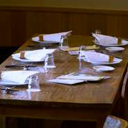 自家製パン、冷前菜、スープ、メイン１品（魚or肉）
キッズ・シルバー向けの半量サイズのコースです。

大人と一緒にコース料理に触れる「ちょっと背伸びした体験」をお愉しみください。