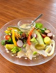 本日のお魚のカルパッチョはトマトのドレッシングで
いま地元でとれる野菜のサラダは色鮮やかな赤玉ねぎのドレッシングで
自家製マヨネーズソース添え
※メニューは月替わりです