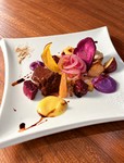 いろいろジャガイモとともに菜彩鶏ムネ肉(岩手県産)の白瓜サルサソース添えと
黒毛和牛うちモモ肉ローストビーフの自家製ドライトマトソース添え
※メニューは月替わりです