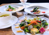 たのしみコース（全3品）：￥3000
よろこびコース（全4品）：￥3500
きわみコース（全5品）：￥4300

※コースの詳細はHPをご覧ください。