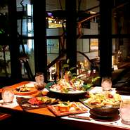 広島県産の新鮮食材に、瀬戸内海産の魚介等、旬なお料理をご提供させて頂いております。日本酒や焼酎等も広島県産の物も多く入荷致しておりますので是非！ご賞味ください。