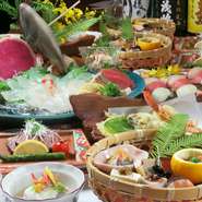 すべてのシーンに合わせた空間と料理を提供させていただきます。新鮮な活魚、広島地物の食材、お酒などで大切なひと時をご堪能ください。