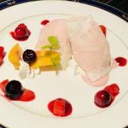 絶妙な甘みの苺を大福に仕上げた一品。