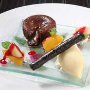 あふれ出す暖かいチョコ。冷たいアイスとの魅惑のハーモニー