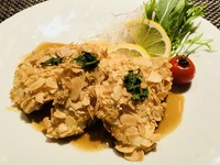 中は柔らかく外はサクサク。アーモンドの香ばしい匂いでお酒が進む♪白ワイン、日本酒とどうぞ
