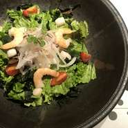 六種の具材で魚介類も豊富・韓国風ピリ辛ドレッシング・ゴマドレッシング　お好みでどうぞ。