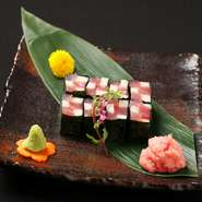 赤と白のモザイクで目を引く一品
見た目だけでなく食感も楽しめます。