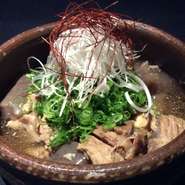 牛のスジをとことん煮込み和だしの効いたひと品。