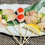 彩り豊かな野菜を豚肉で巻いてじっくりと焼いた商品。
