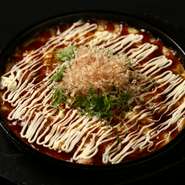 山芋と豚肉を使用した広島風お好み焼き！熱々の鉄板で老若男女問わず誰もが虜になること間違いなし。