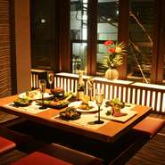 イルミネーションが一望できて、広がりのある空間。少人数～大人数まで対応。
