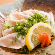 秋田比内地鶏の胸肉を炙り、たたきにした新鮮な鶏肉でしか味わえない一品。