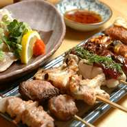 小鉢、サラダ、刺身、串焼き、一品料理など自慢の料理で、お酒のお供に。