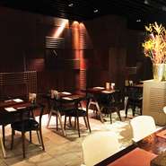 スタイリッシュな店内では、昼は絶品カレー料理、夜は人気のフランス料理を提供！　記念日や特別な日にも最適なお店です☆