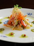 鮪、平目、サーモン、帆立、ホッキ、ツブ、フレンチキャビア等、　　ラビゴットソースとピンクペッパー添

