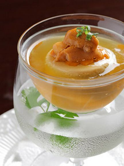 ウニプリン入り冷製コンソメスープ