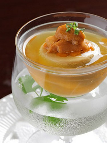 ウニプリン入り冷製コンソメスープ