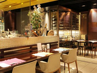 スタイリッシュで洗練された店内。