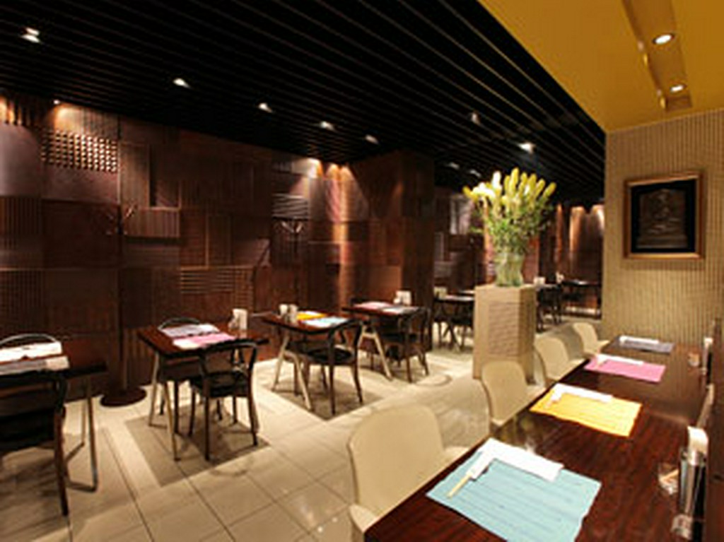 カウンターでは炭火焼きを目の前で楽しめます。