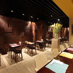 カウンターでは炭火焼きを目の前で楽しめます。