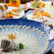冬の味覚「虎ふぐ」

ふぐが高騰する中、リーズナブルでお得なコース。
てっさ、ちり鍋は勿論、和牛や旬の食材を使った豪華な会席です。最後は「ふぐ雑炊」で〆。
4名様より～
