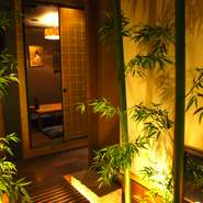 京風情の趣あるエントランス。外観からは想像つかない店内がお迎えします。
大切な人との大切な時間を。普段使いでも、「いつも」とは違う「いつも」のために。