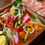 蒸す事によりお野菜やお肉の甘みが増し、鰹ダシの風味が香る逸品です。