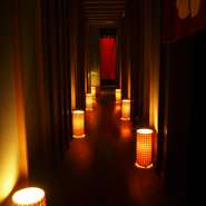 灯籠が続く、幻想的な人気の廊下