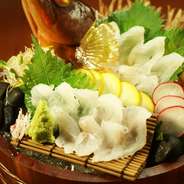 ※いずれのコースも、仕入れやご利用人数により、若干の変更がある場合がございます、ご了承ください。
※お造りは天候、仕入れにより魚種が変わります。
※2名様以上より承ります。
※前日迄、要予約
※２名様でのご利用時、お造りは車海老やサザエのお造りなどでのご提供です。