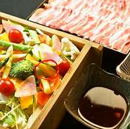 こだわりの和出汁で蒸し上げる接吻の「蒸篭蒸し」は、糸島産　伊都の豚と九州産野菜を使用、「九州を食べる」がテーマの名物料理。
ほとんどのお客様が注文され、コースでも大人気。

季節ごとに変わる野菜類も10種類ほど入り、栄養面も充実です。

特製の「とろみポン酢」と濃厚な「胡麻だれ」の2種の味でお楽しみいただけます。

年間を通じて愉しめる、人気の蒸篭蒸しをご堪能ください。