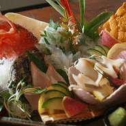 九州近海の新鮮で季節感ある魚介類を、お手頃にお楽しみいただけます！

そして、その魚介類をもっと愉しむ為の「日本酒」アイテムも充実。
九州では数少ない「酒匠」という利酒師や焼酎アドバイザーの上位認定資格を持つ吉田氏によるチョイス。

美味い魚を「肴」に、日本酒も粋に愉しんでいただきたいと思います。