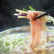 細切りのじゃが芋を糸島豚に巻いて食べる！人気メニューです。