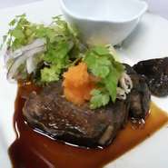 店一番の人気メニュー『牛たんの煮込みステーキ～バター醤油ソース～』。リーズナブルに上質な牛タンが味わえます。炙ってレアの状態でいただく『牛たんレアステーキ』もおすすめ。ワインや梅酒に良く合います。