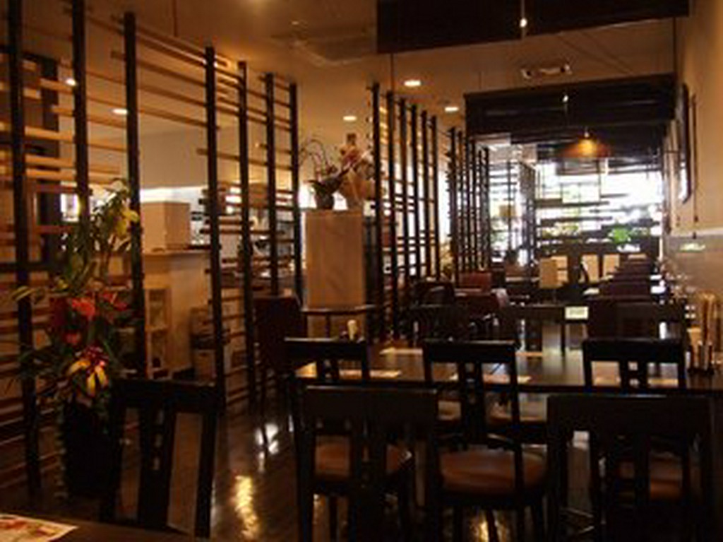 食事会や小さいパーティに最適な装い！