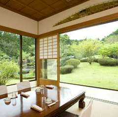 広々とした庭園に面した個室あります